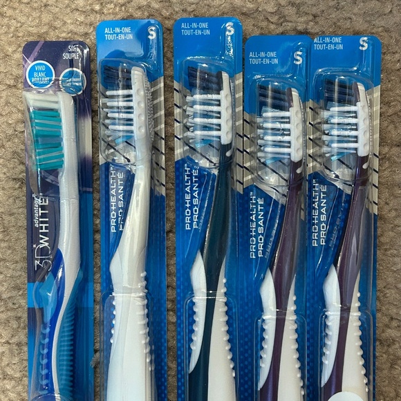 Oral-B Toothbrushes Bundle of 5 - Picture 2 of 3